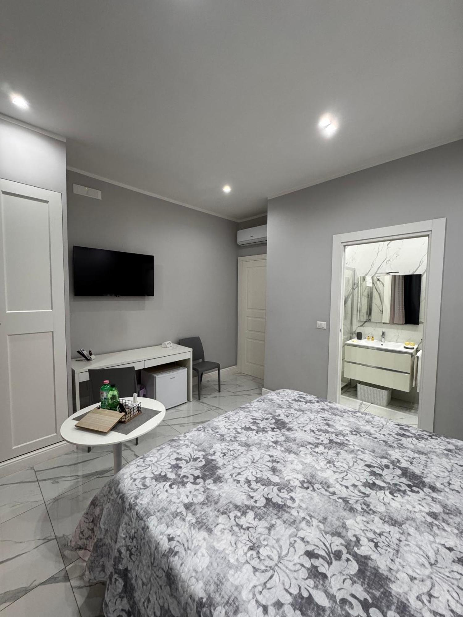 Lady Mary'S Luxury Suites Наполи Екстериор снимка