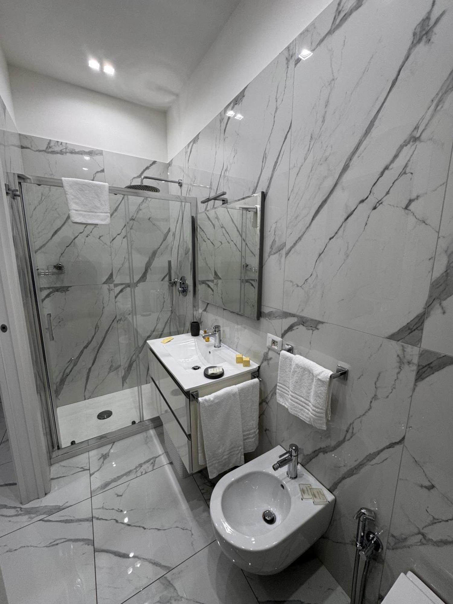 Lady Mary'S Luxury Suites Наполи Екстериор снимка
