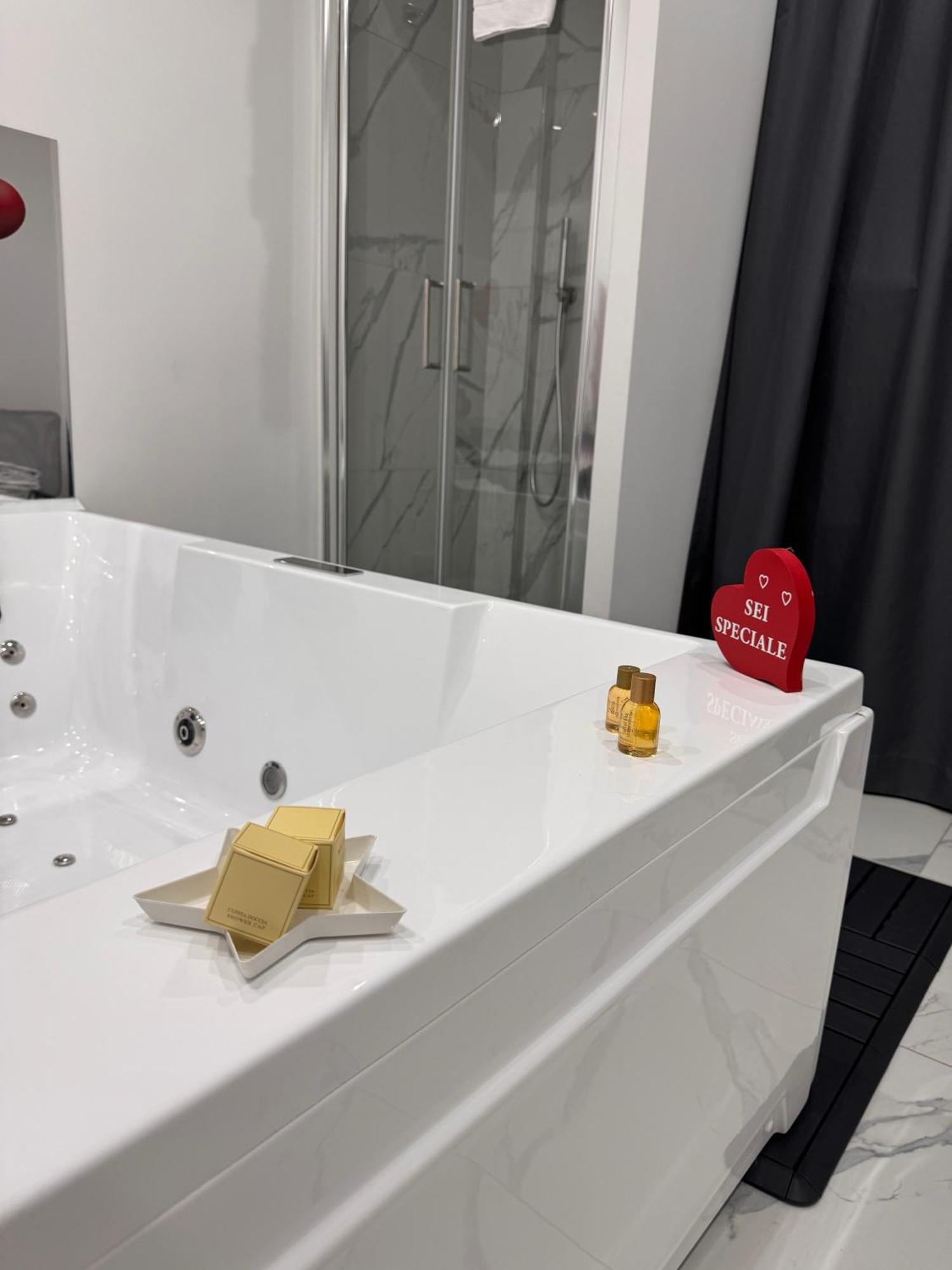 Lady Mary'S Luxury Suites Наполи Екстериор снимка