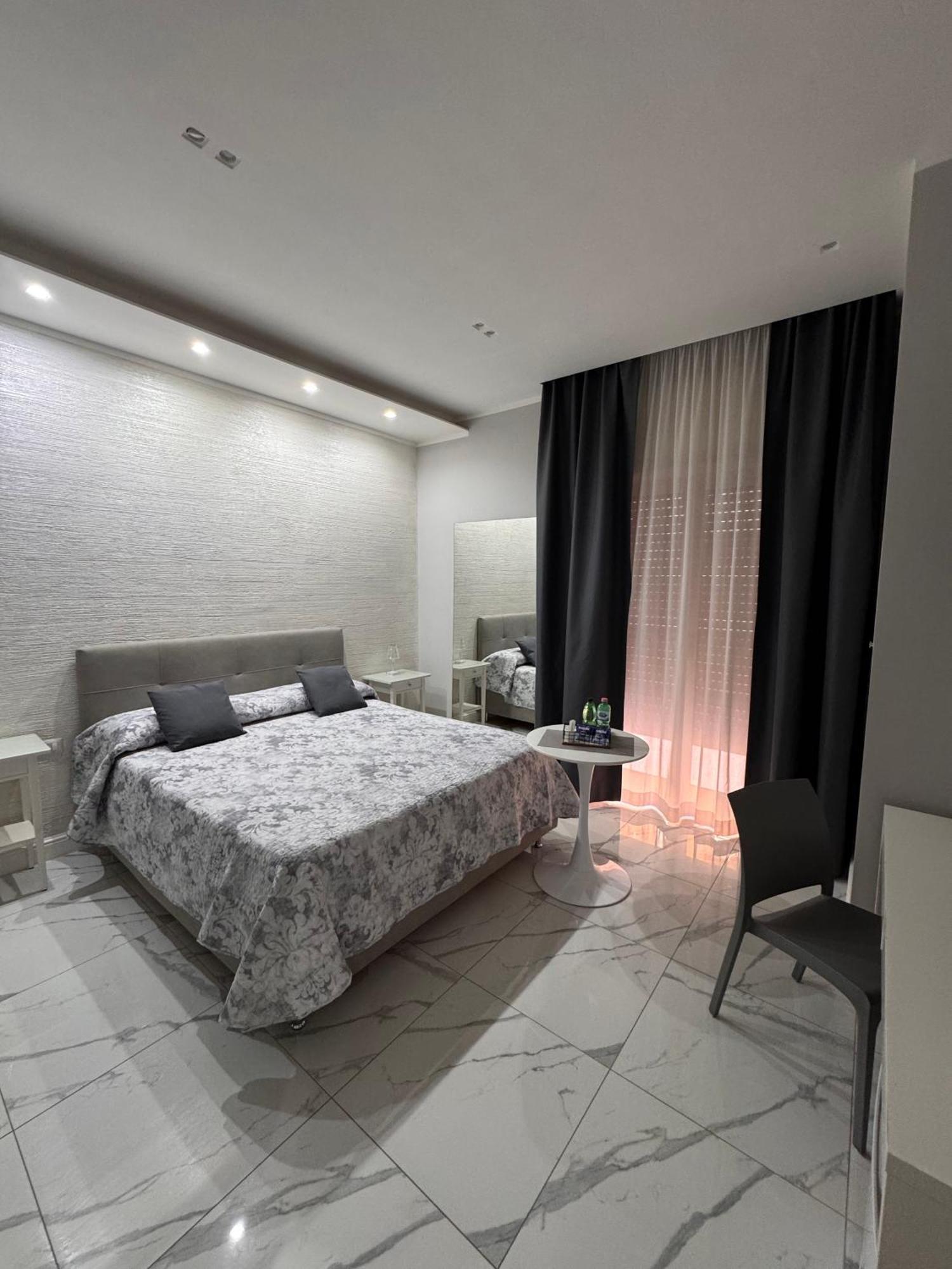Lady Mary'S Luxury Suites Наполи Екстериор снимка